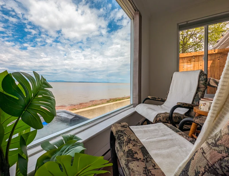 Fauteuil face au fleuve dans un chalet